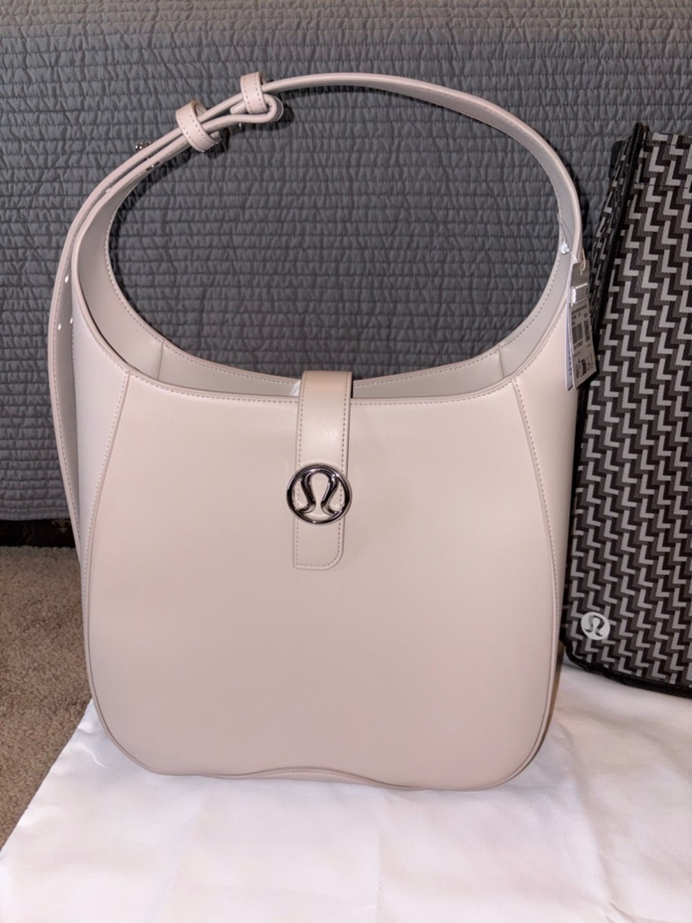 LARGE LULULEMON CLASSY SHOULDER BAG CASHEW FULL INCLUSION SHOP BAG, DUST BAG NWT - Picture 2 of 15